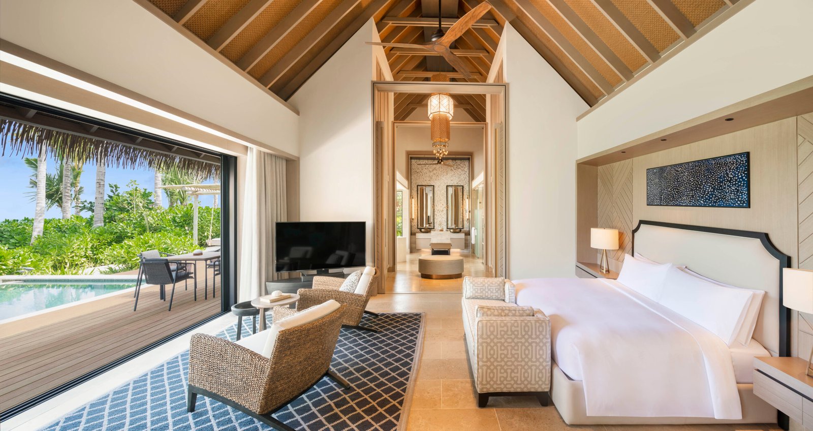 king-beach=villa-bedroom