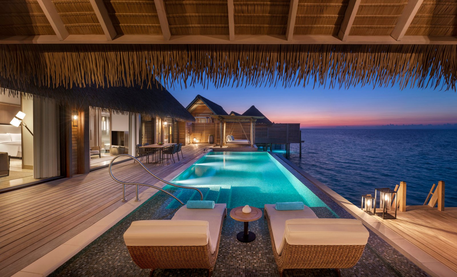 queen-grand-overwater-villa-pool